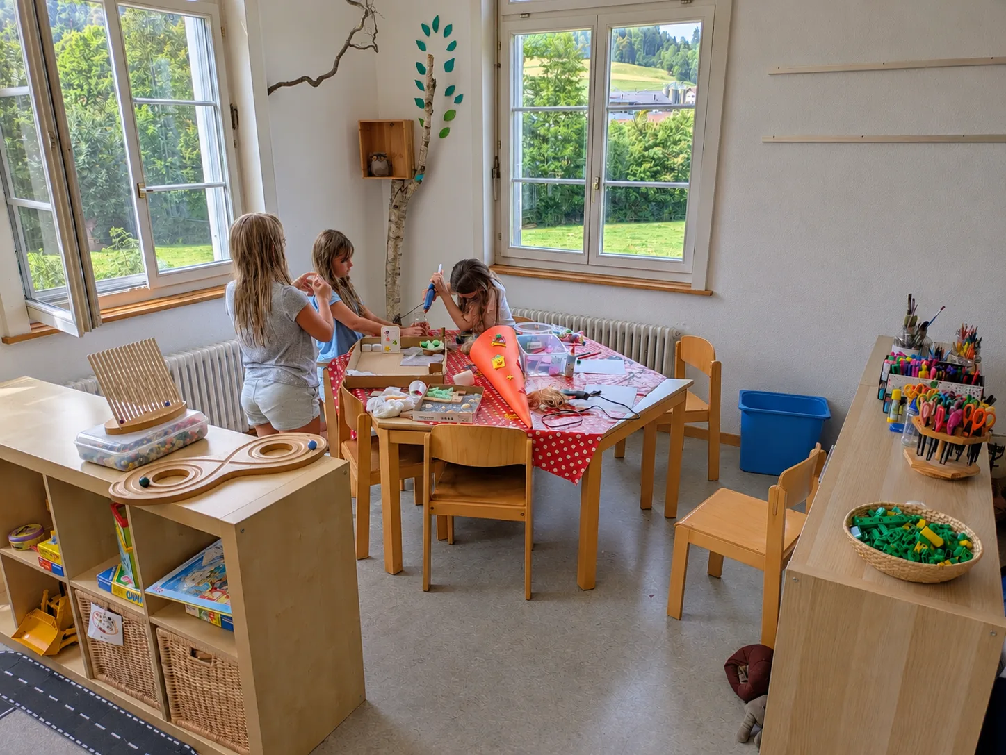 Kinder basteln an einem Gruppentisch