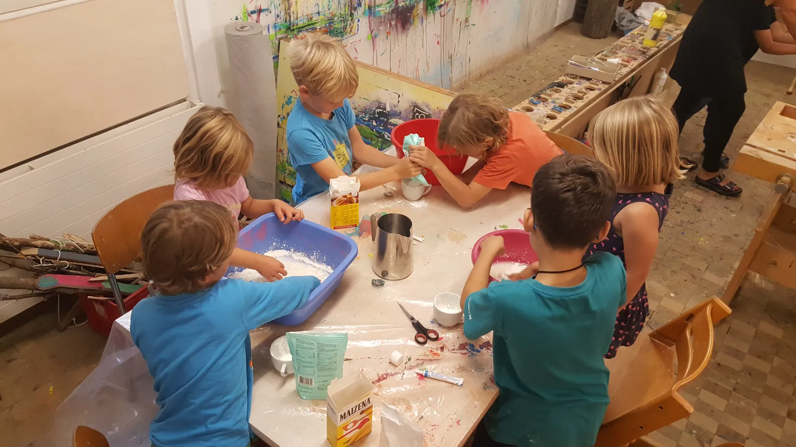 Zwei Kinder malen im Atelier