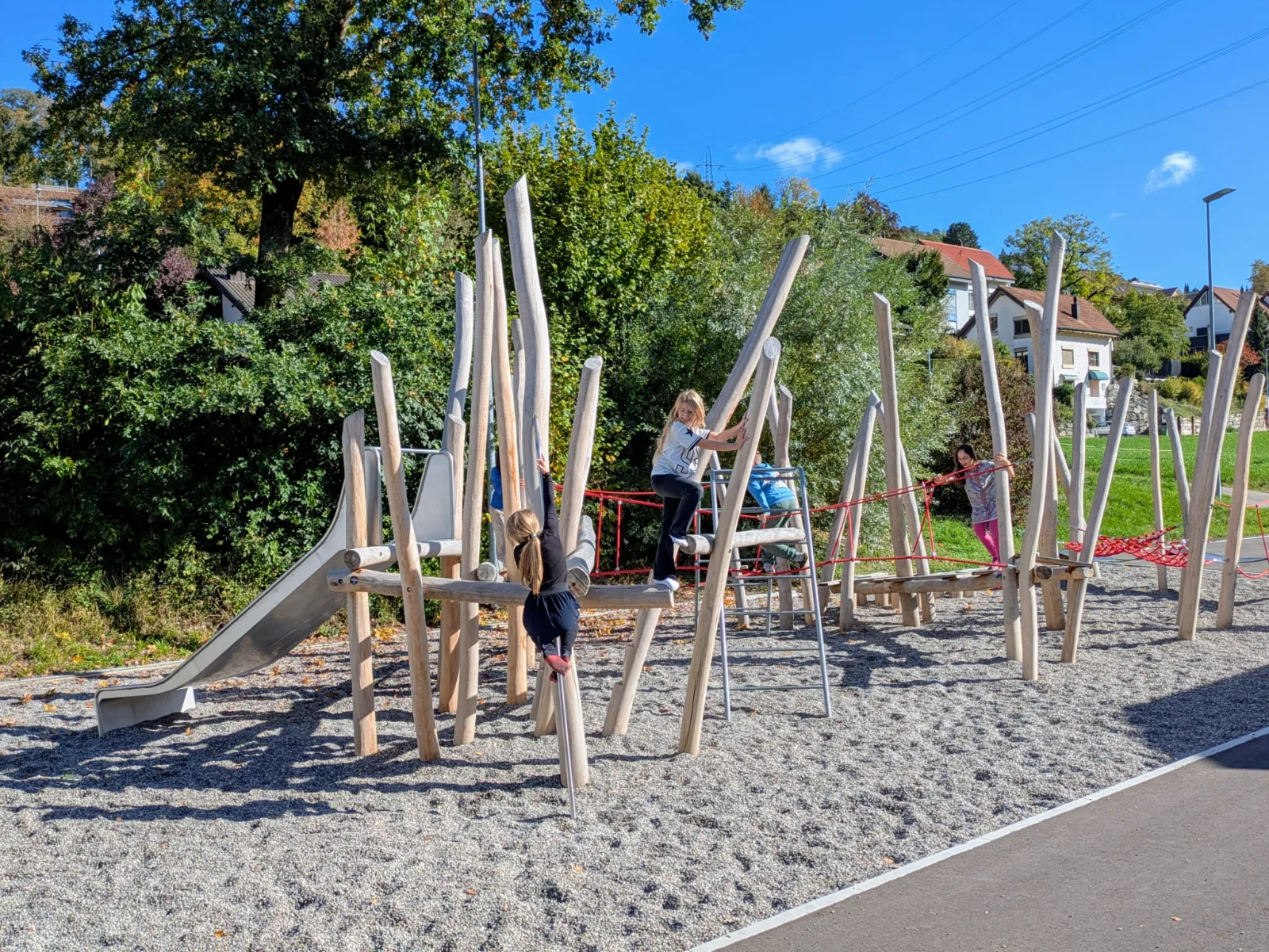 Kinder turnen auf dem Spielplatz herum