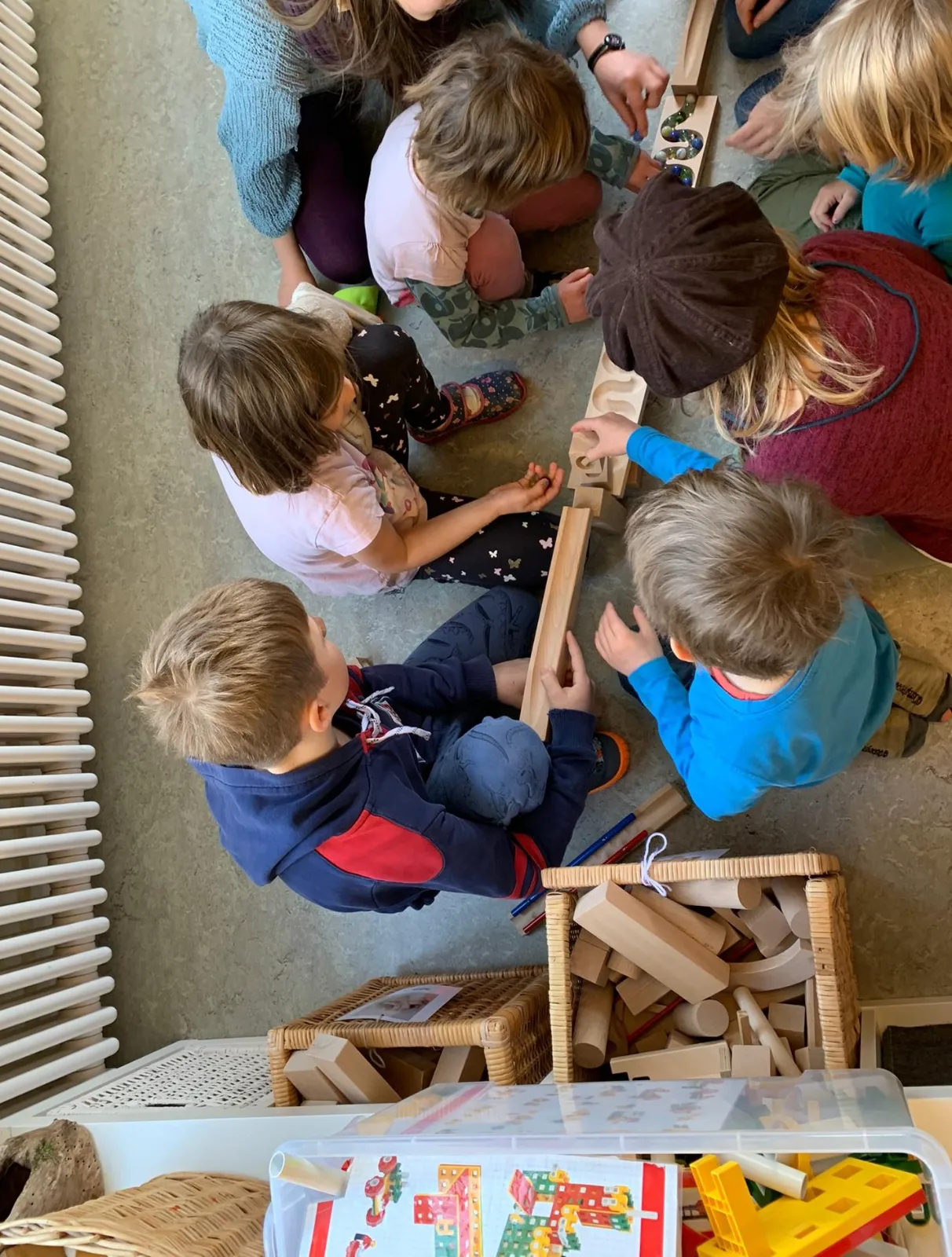 Kinder nähen Kostüme an der Nähmaschine