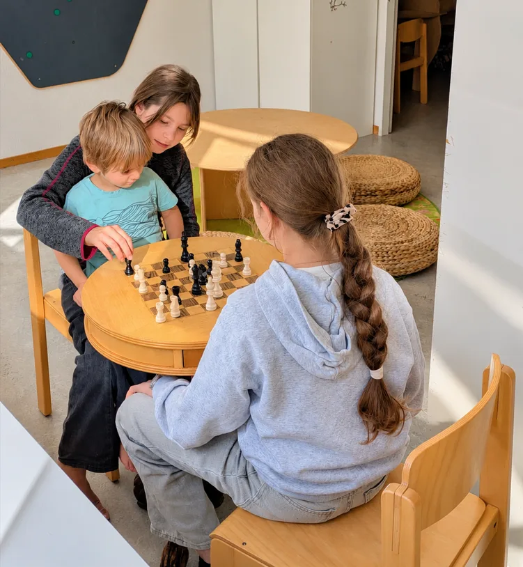 Kinder arbeiten an der Hobelbank