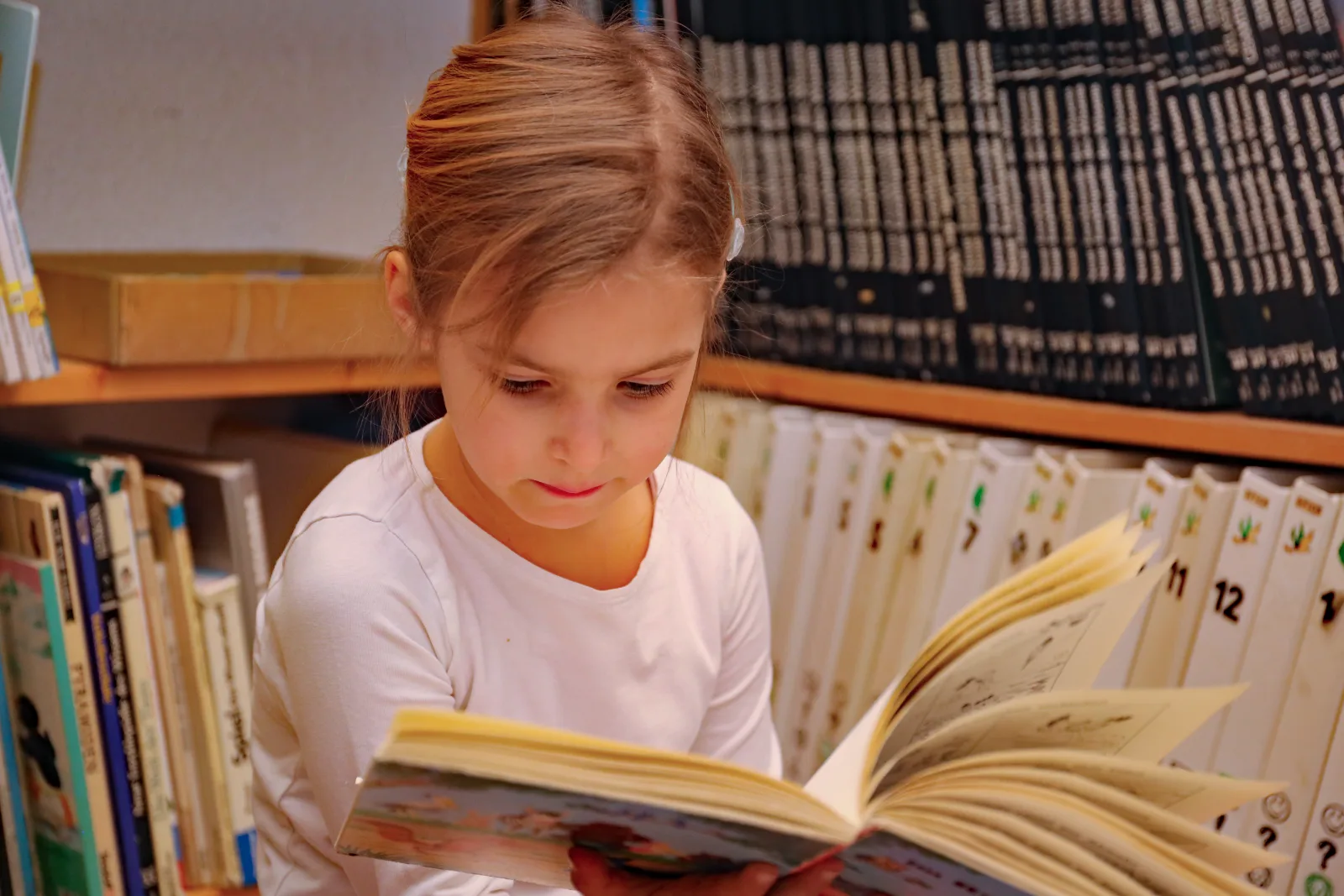 Kinder nähen Kostüme an der Nähmaschine