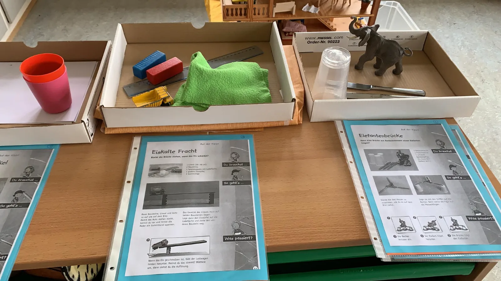 Mädchen liest vertieft in der Bibliothek