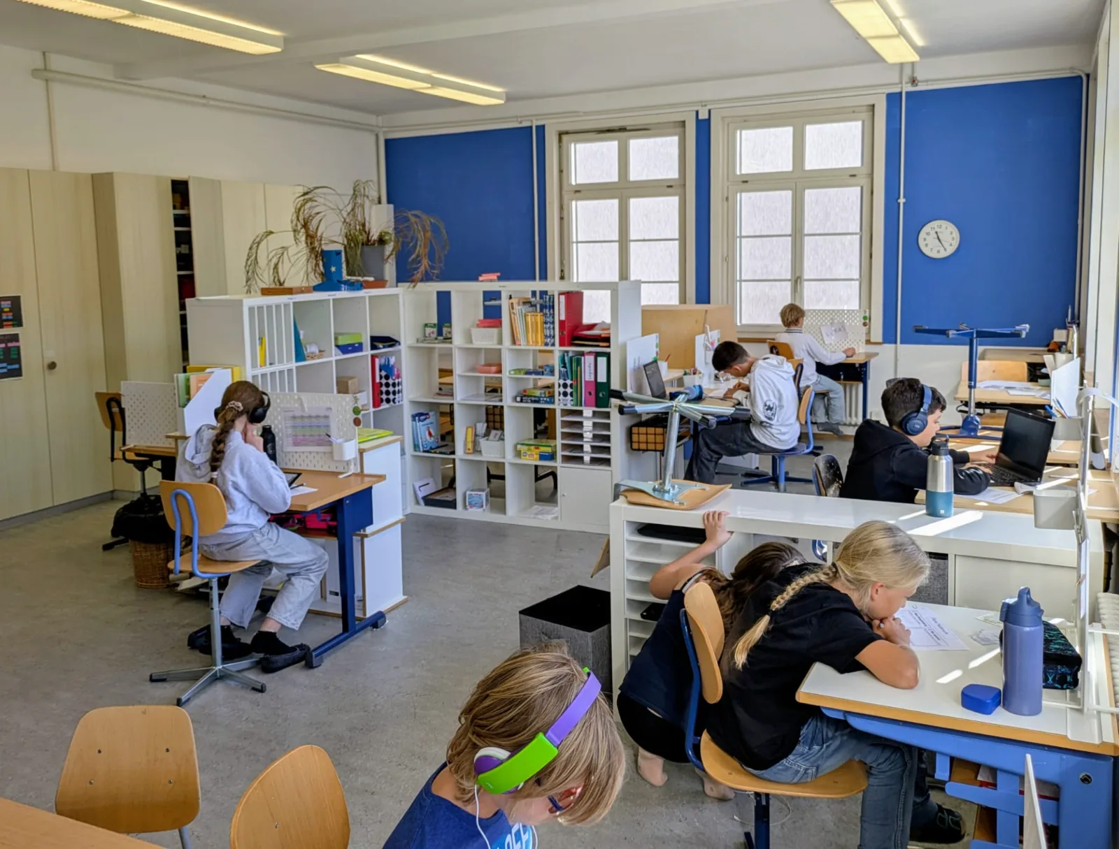 Kinder gestalten gemeinsam ein Plakat am Boden