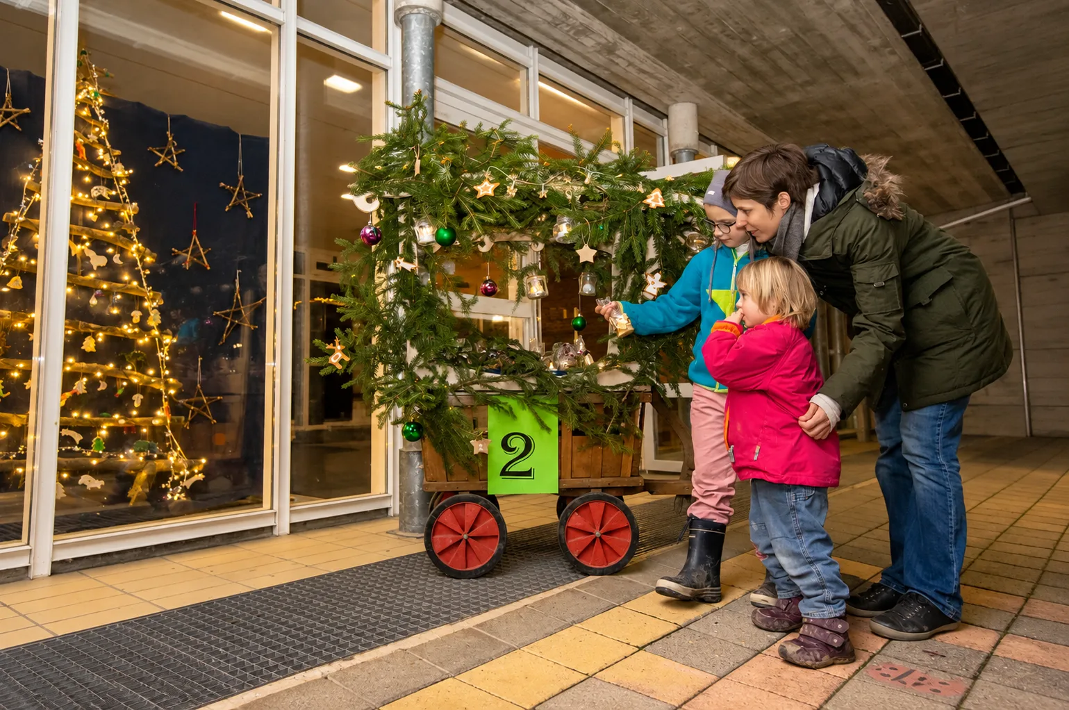 Festlich geschmückter Eingang der Schule mit Wimpeln