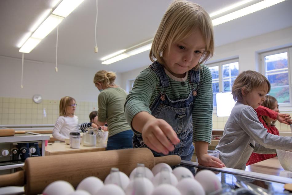Kinder backen in der Schulküche