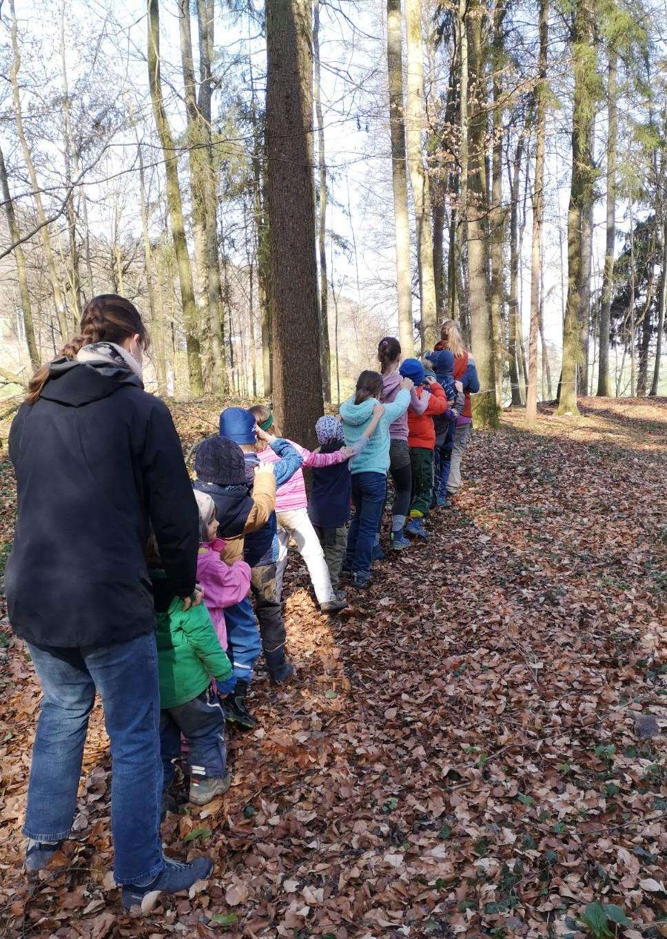 Kinder unterwegs im Wald